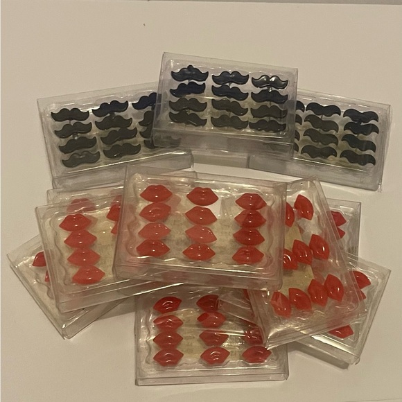 Mustaches and lips push pin decorations - Picture 2 of 4